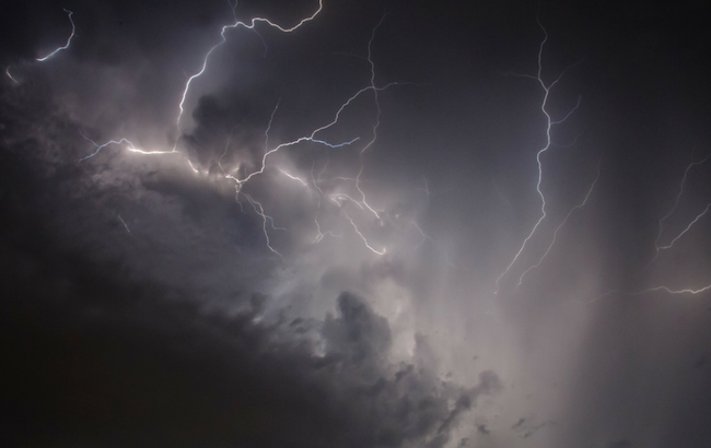 Накроют сильные грозы: синоптики дали неутешительный прогноз на воскресенье